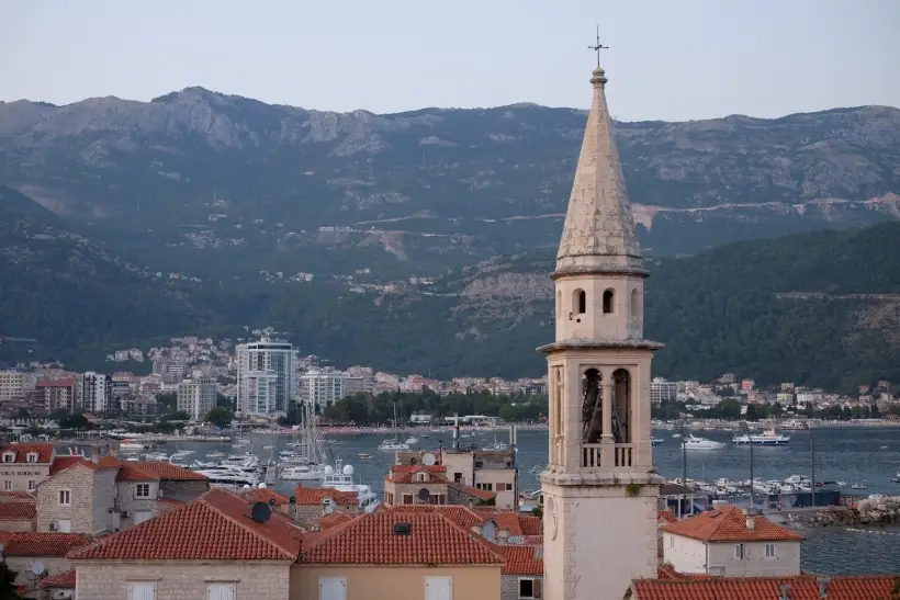 Черногория пока не планирует вводить визы для граждан России. Фото. Колокольня собора Святого Иоанна Крестителя в Старом городе Будвы. © РИА Новости. Ольга Головко