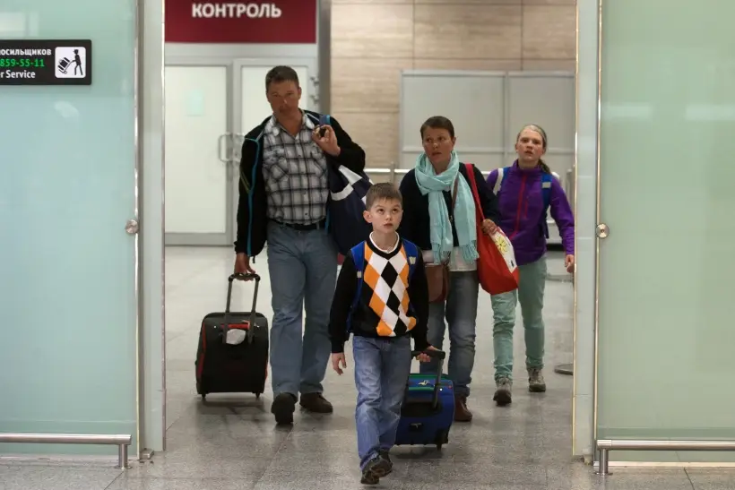 Новые правила выезда за границу из России для детей в 2026. В чем суть?