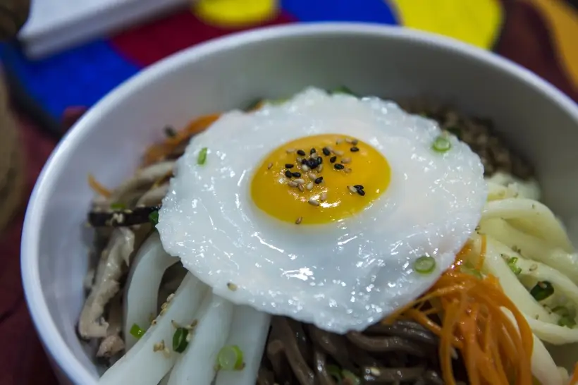 Полезнее лапшу быстрого приготовления можно сделать, добавив в нее другие продукты. Фото