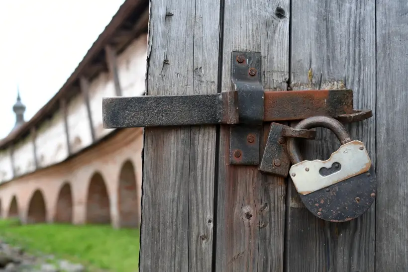 Есть те, кому нельзя уходить в монастырь