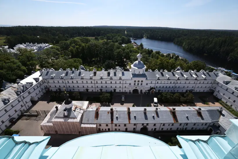 Монастырь на Валааме часто выбирают из-за живописной природы. Фото