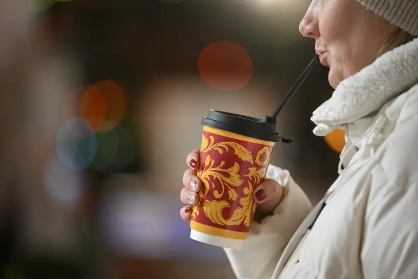 Главный тренд в новогоднем маникюре - доминирование красного и золотого цветов. Фото