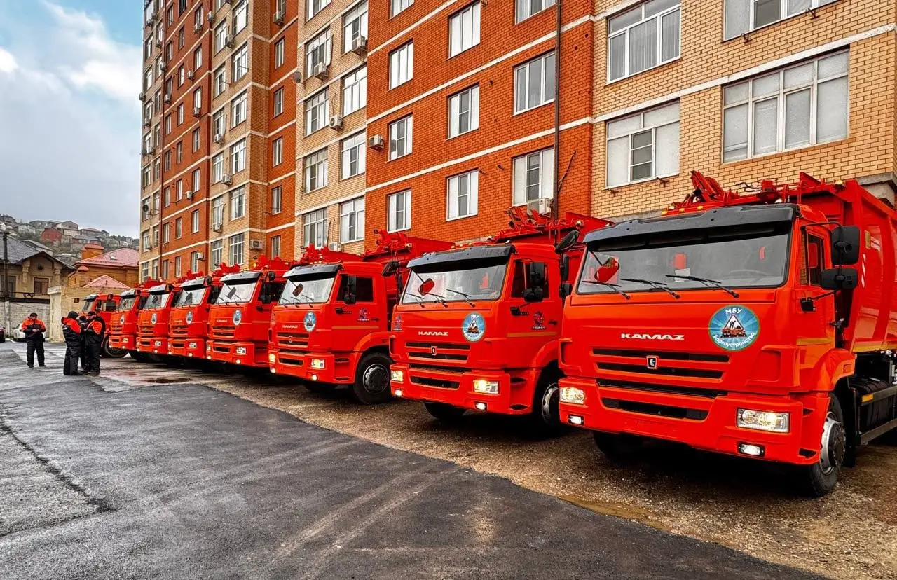 Махачкала приобрела 10 мусоровозов для вывоза ТКО. Фото. © Администрация города Махачкалы. Асхаб-Али Абдусамедов