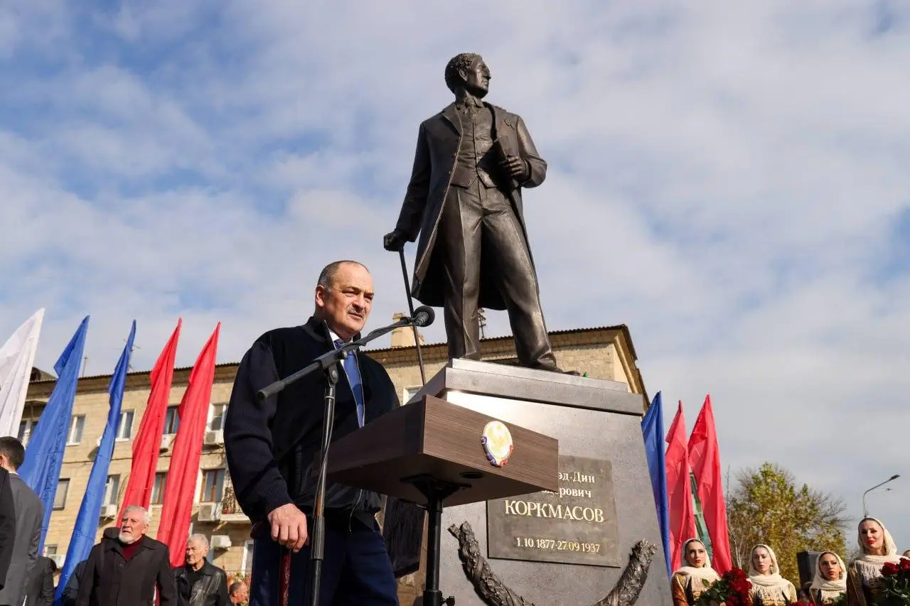 Памятник автору первой конституции ДАССР Коркмасову открыли в Махачкале. Фото. ©Пресс-служба главы Дагестана. Муса Салгереев