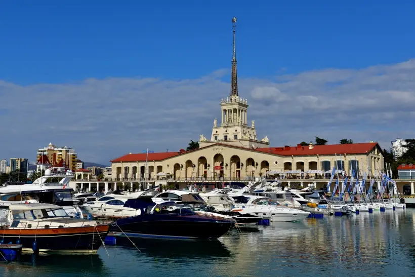 Паром из турецкого Трабзона второй день стоит на рейде в Сочи. Фото. Здание морского порта в Сочи. © РИА Новости. Игорь Онучин