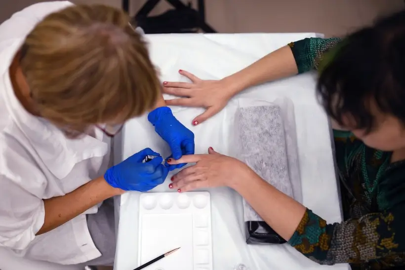 Для коротких ногтей идеальна лаконичная графика и акценты. Фото