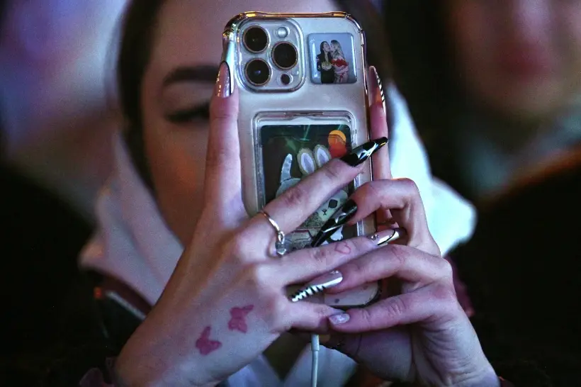 На длинных ногтях в моде сложное омбре с добавлением черного. Фото