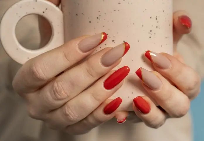 Даже френч на Новый год рекомендуется делать с красным лаком. Фото