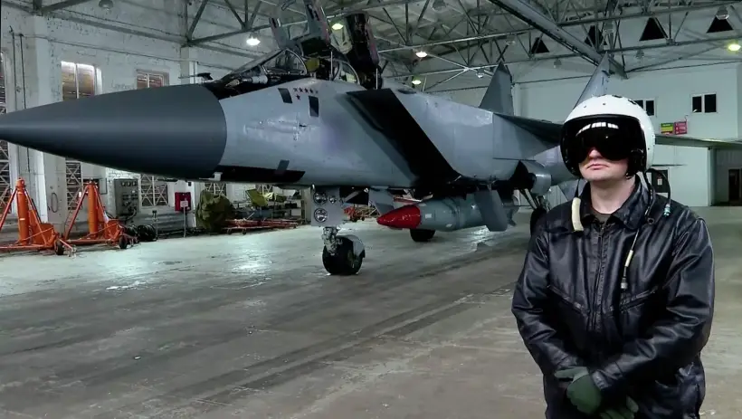 Представившийся журналистом связался с летчиком, которому предлагалось угнать истребитель, осенью 2024 год. Фото