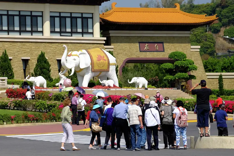 Полсотни человек пострадали от тайфуна на Тайване. Фото. Туристы на территории монастыря на Тайване. © РИА Новости. Александр Вильф