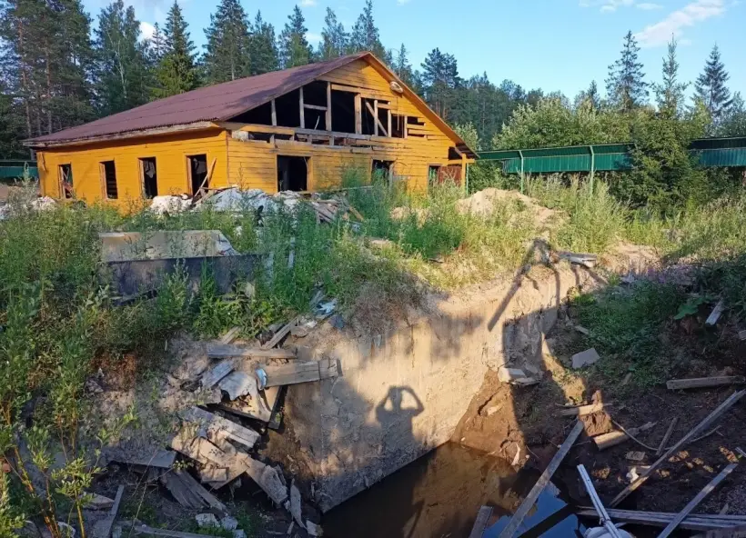 На участке, предназначенном для ИЖС нельзя допускать разрушения зданий и сооружений. Фото
