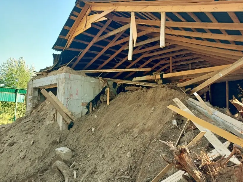 При наличии большого количества хлама и мусора будет рекомендовано очистить участок в течение определенного времени. Фото