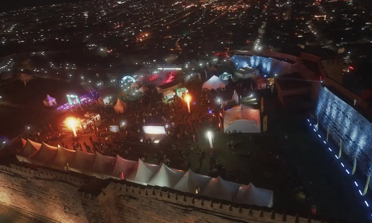 Ночной полумарафон в Дербенте собрал 3000 участников и гостей в древней крепости Нарын-Кала