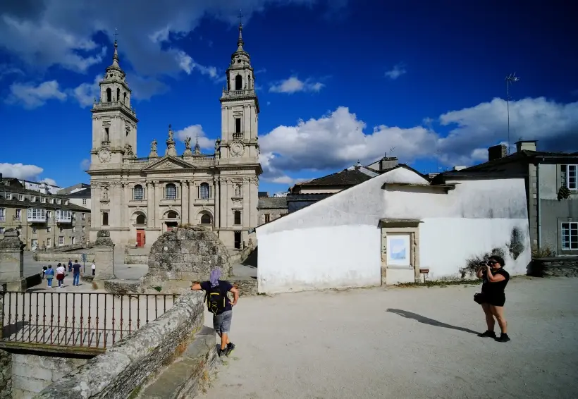 Визовый центр Португалии в РФ остановил прием заявлений на 2025 год. Фото. Кафедральный собор города Луго в Португалии. © РИА Новости. Александр Вильф