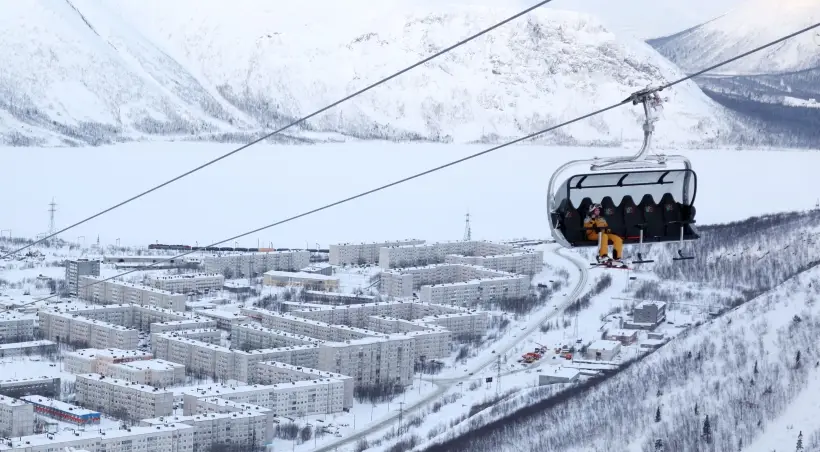 Горнолыжный сезон начинается в Мурманской области. Фото. Подъемник на горнолыжном курорте 