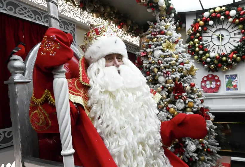 Дед Мороз в Великом Устюге зажег огни на первой новогодней елке. Фото. © РИА Новости. Кирилл Каллиников
