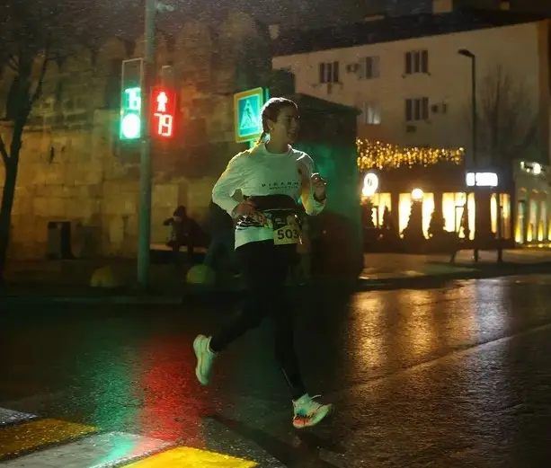 Ночной полумарафон в Дербенте собрал 3000 участников и гостей в древней крепости Нарын-Кала