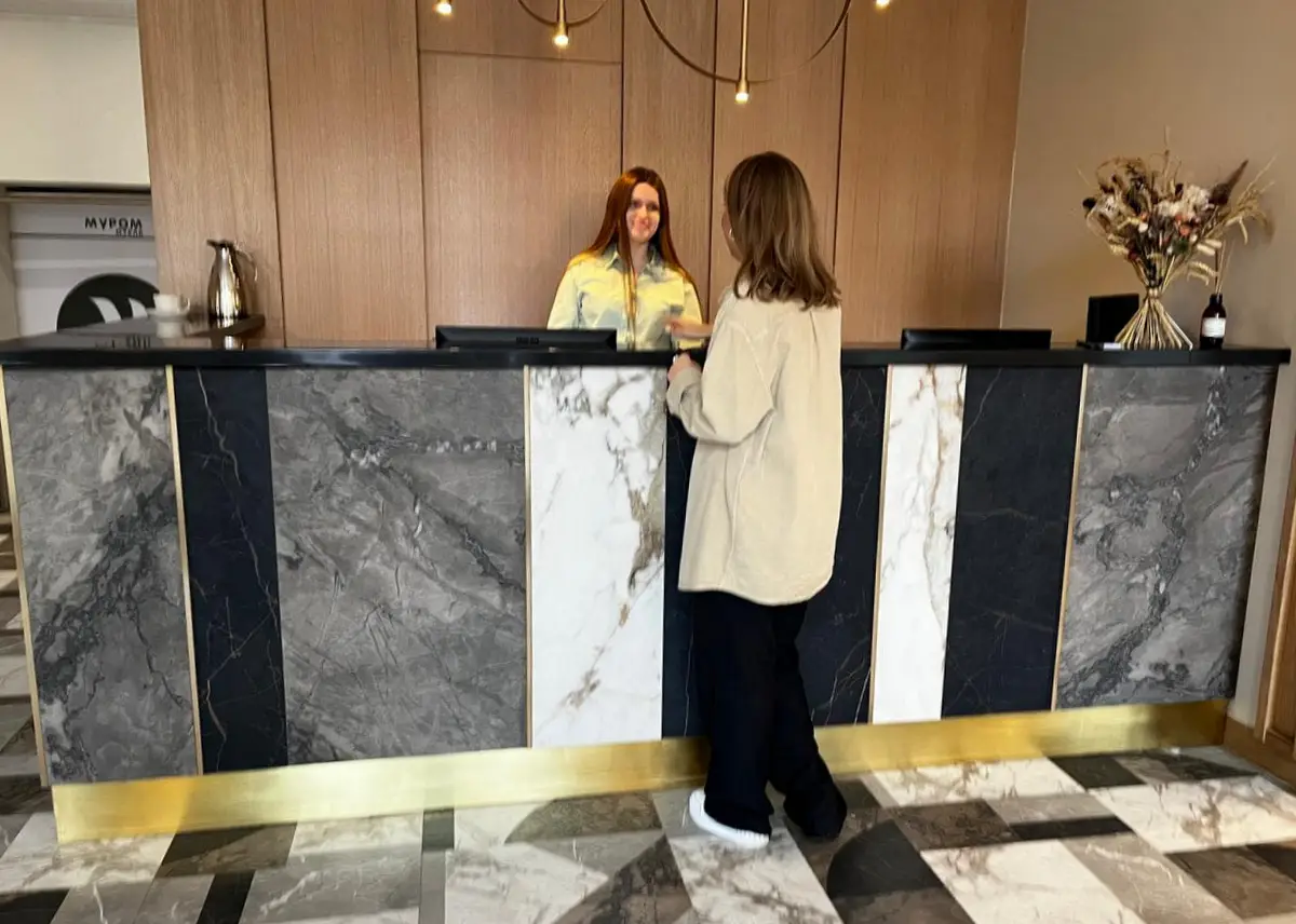 Заселение в отели по загранпаспорту и правам: туристы ждали, у отельеров есть опасения. Фото. Ресепшн отеля в Муроме. © 