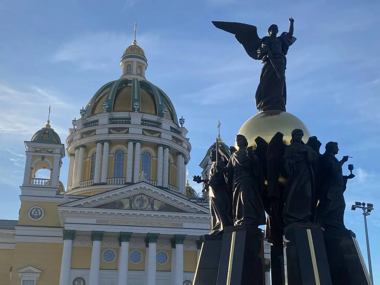 Гигантский памятник Собору Архистратига Михаила установили в Челябинске. Фото. © 