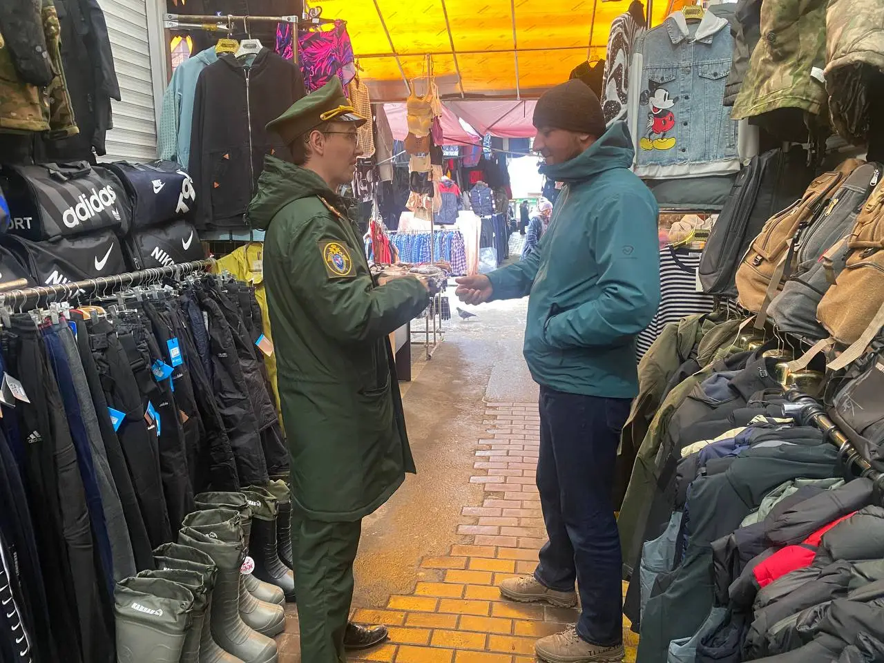Семнадцать бывших мигрантов доставили в военкомат после рейда в Иркутске. Фото. © Военный следственный отдел СКР по Иркутском гарнизону. Игорь Донских