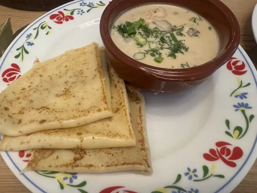 Грибные и сметанные соусы являются неотъемлемой частью русской кухни, их нередко подают к таким блюдам как блины или бефстроганов. Фото