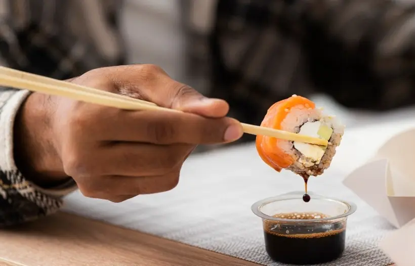 Соевый соус — один из древнейших соусов, который появился в Китае и стал неотъемлемой частью кулинарии Японии и Кореи. Фото