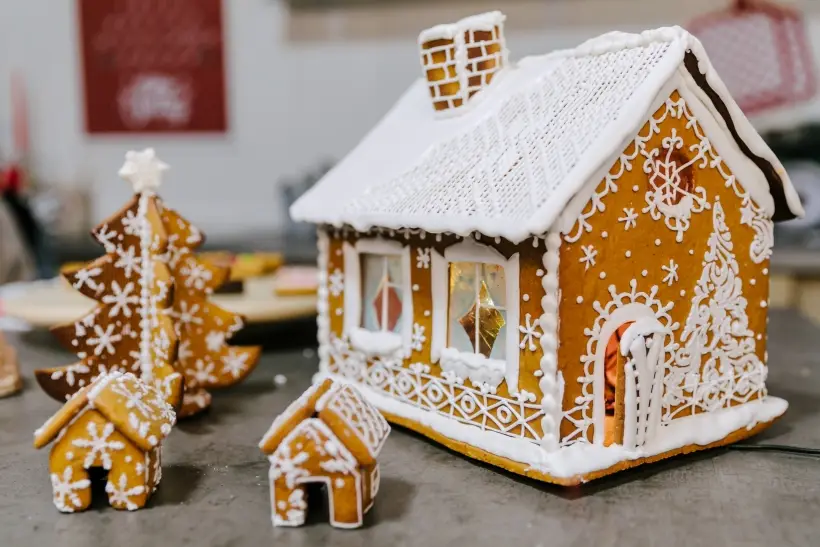 Имбирные пряничные домики – популярный подарок к новому году. Фото