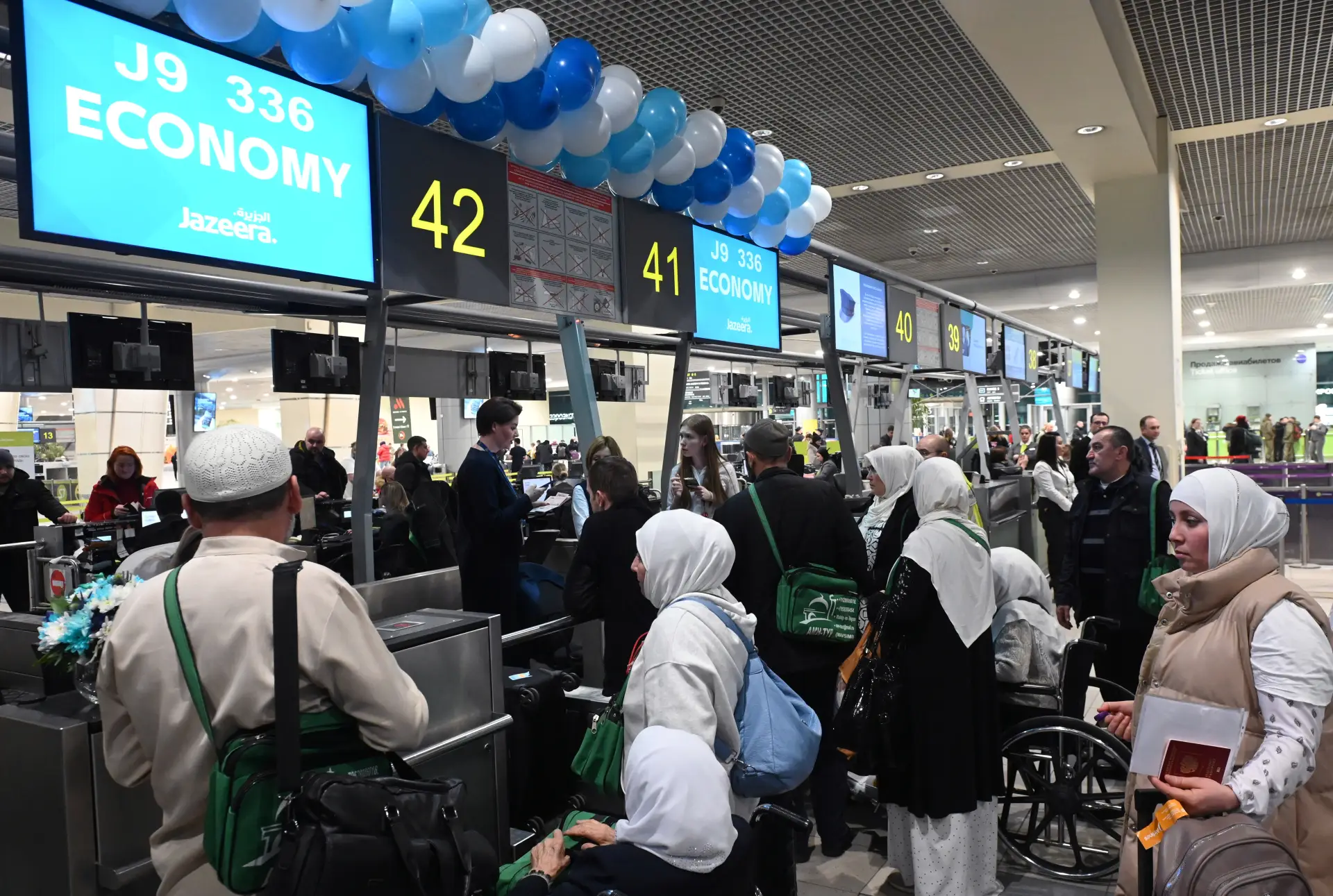 Jazeera Airways с 25 декабря откроет рейсы из Кувейта в Сочи. Фото. Пассажиры в очереди у стоек регистрации авиакомпании Jazeera Airways. © РИА Новости. Максим Блинов