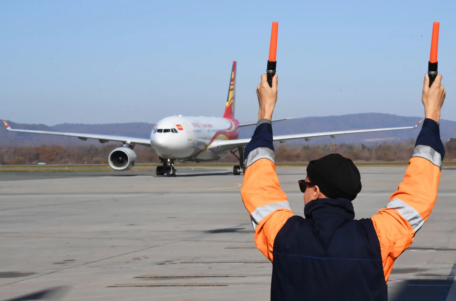 Поток авиапассажиров между РФ и КНР за 10 месяцев вырос на 38%. Фото. Самолёт Boeing 737-800 авиакомпании Hainan Airlines в аэропорту Кневичи во Владивостоке. © РИА Новости. Виталий Аньков