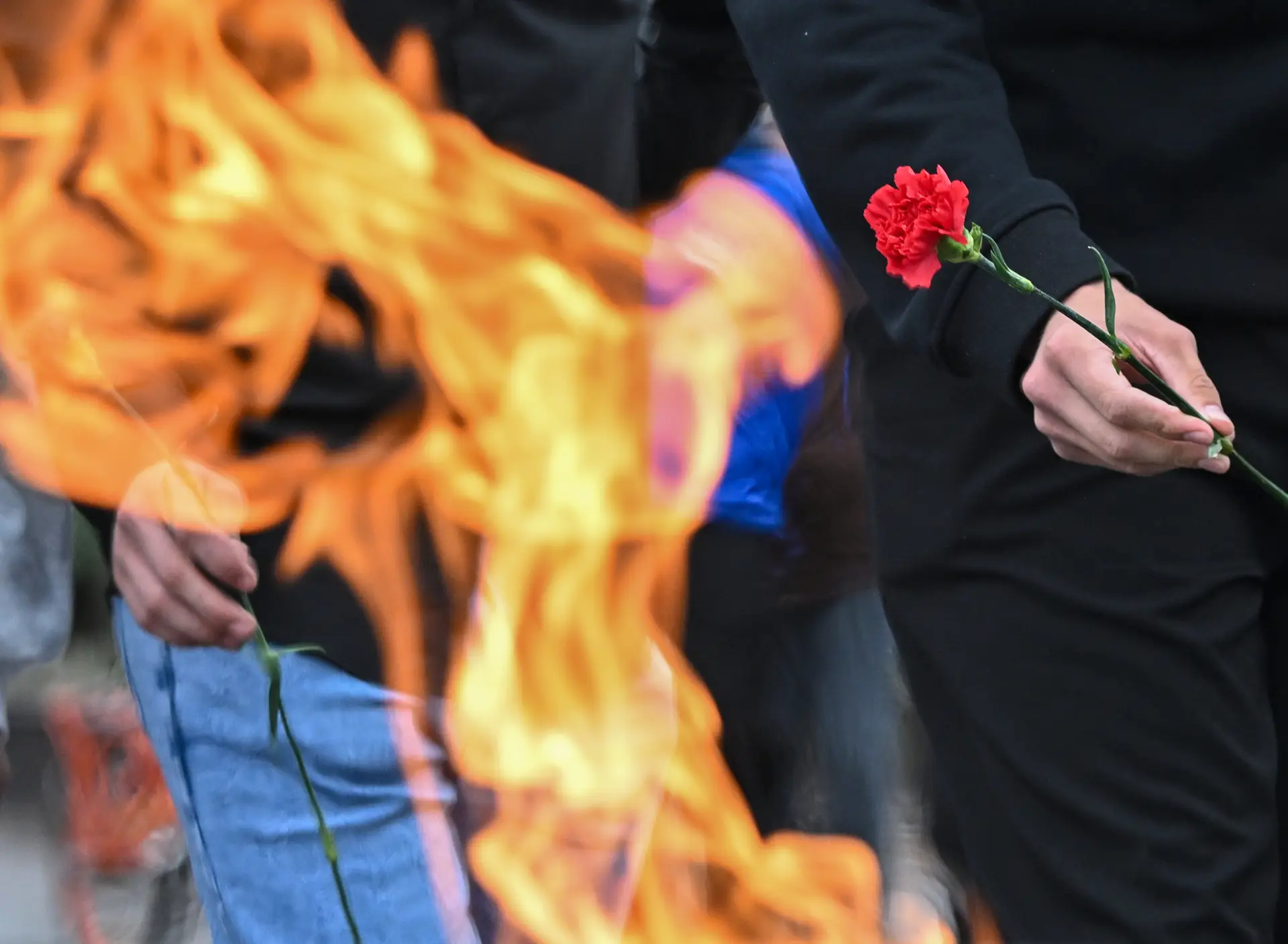 Вечный огонь зажгли у военного мемориала в Переславле-Залесском. Фото. © РИА Новости. Максим Богодвид