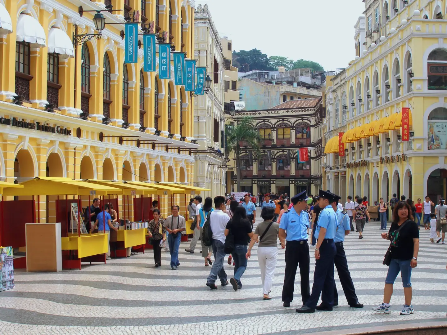 Cambodia Airways в декабре начнет летать по маршруту Макао - Владивосток. Фото. Площадь Ларго-ду-Сенадо – исторический центр Макао. © РИА Новости. Артур Александров