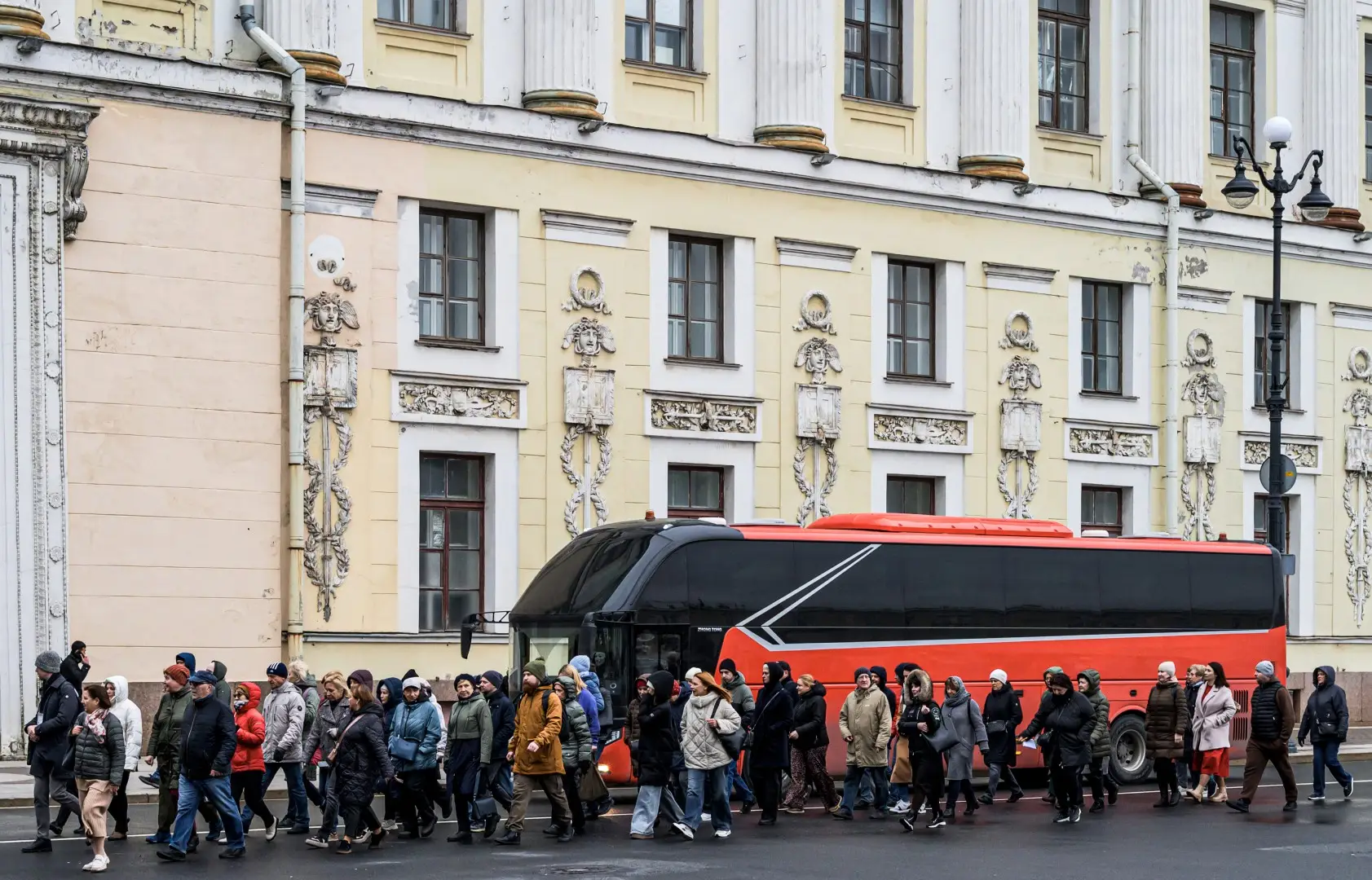 В Петербурге аттестовали более 2,7 тыс. экскурсоводов и гидов-переводчиков. Фото. Экскурсия на Дворцовой площади в Санкт-Петербурге. © РИА Новости. Алексей Даничев