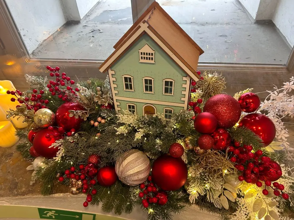 Атмосферу русского зимнего пейзажа воссоздали на Думской башне в Петербурге. Фото. © 