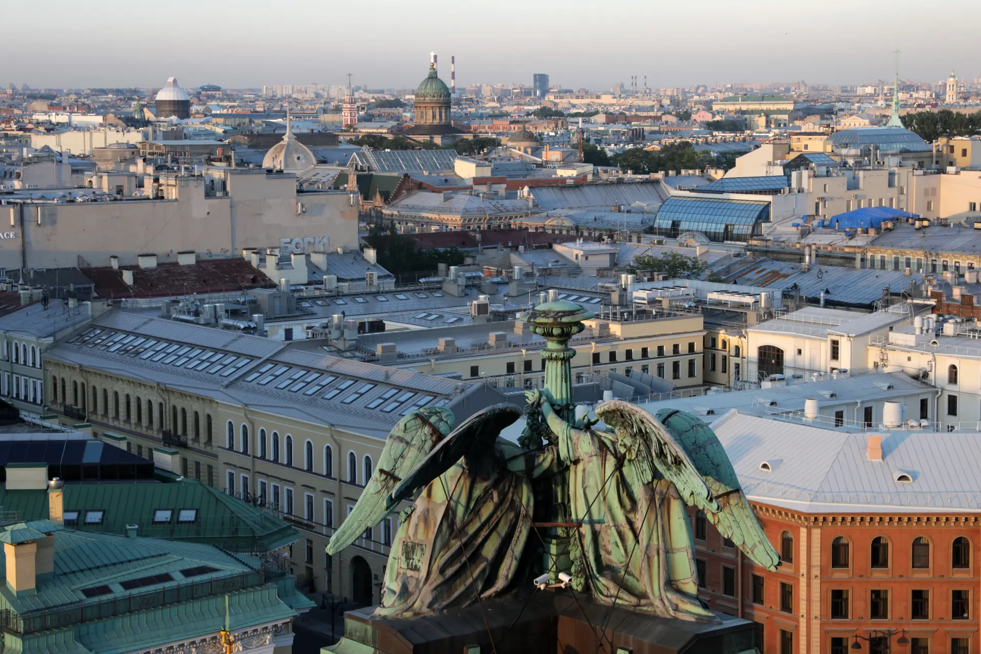 Около 3 тыс. крыш многоквартирных домов отремонтировали в Петербурге в этом году. Фото. © РИА Новости. Евгений Биятов