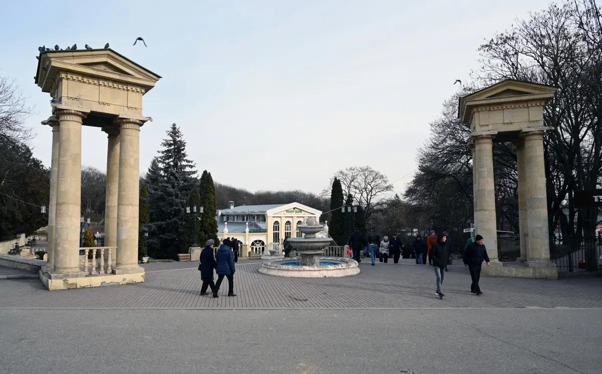 Резиденция Деда Мороза откроется в Ессентуках 20 декабря. Фото. Отдыхающие в курортном парке города Ессентуки. © РИА Новости. Сергей Пивоваров