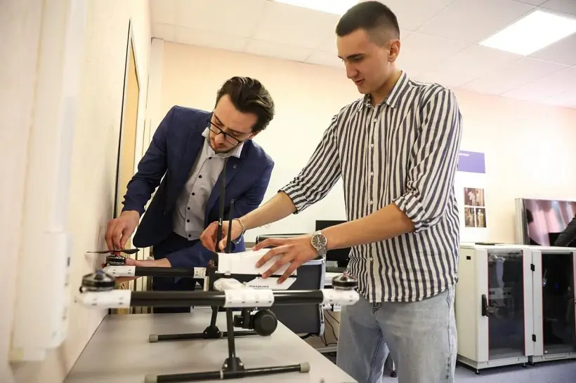 Студенты СКФУ разрабатывают инженерные проекты в конструкторском бюро. Фото. © Пресс-служба СКФУ. Илья Хачатурян