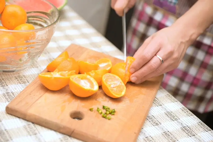 Коллаген лучше усваивается вместе с витамином С. Фото