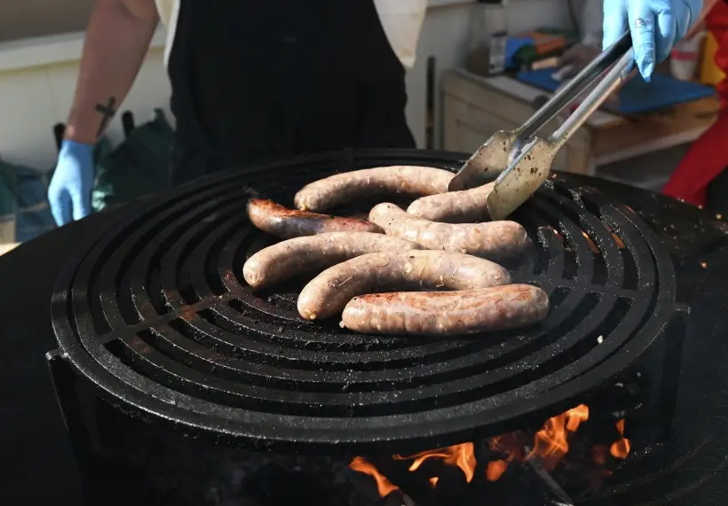 Колбасы, сосиски и жареное мясо содержат трансжиры и добавки, которые ускоряют распад коллагена. Фото
