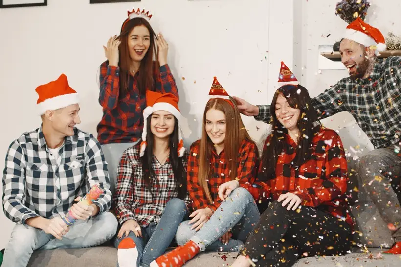 Лучшие новогодние игры для взрослых и детей: как развлечь гостей. Фото. © Freepik. prostooleh