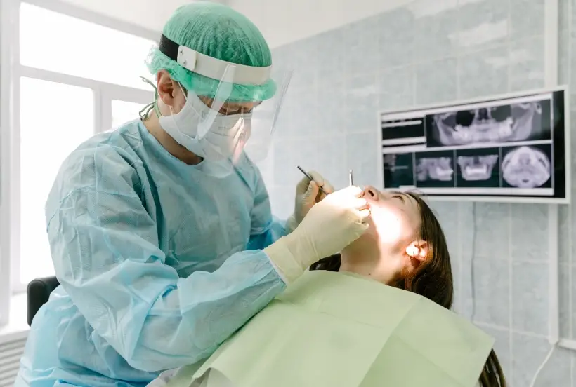 Проблемы с зубами и деснами также могут указывать на недостаток коллагена. Фото