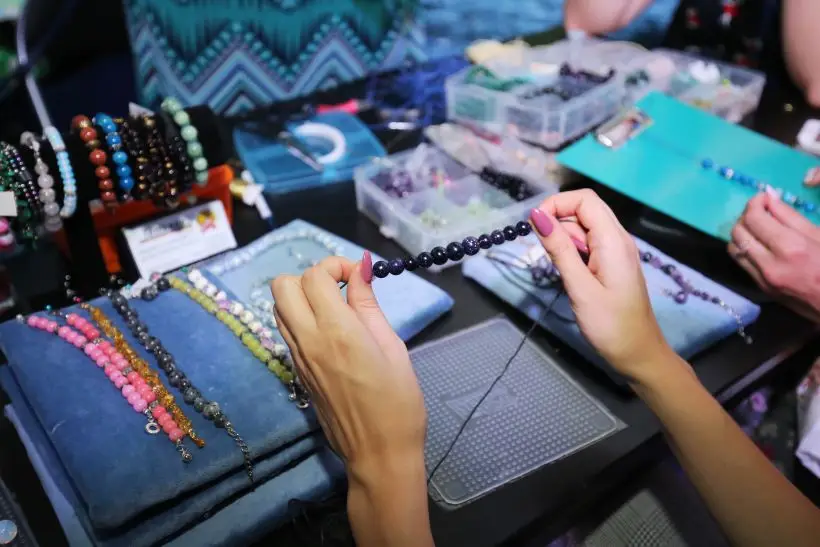 Сестре может понравиться набор для создания бижутерии. Фото