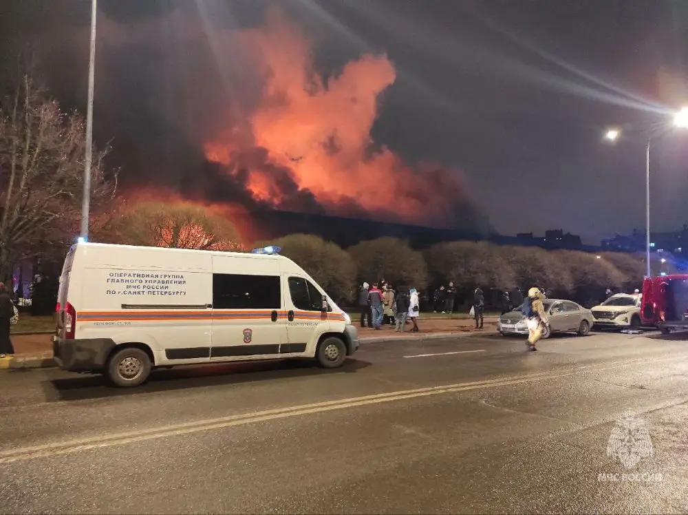 Пожар на рынке тушат на юго-востоке Петербурга. Фото. © Пресс-служба ГУ МЧС по Санкт-Петербургу