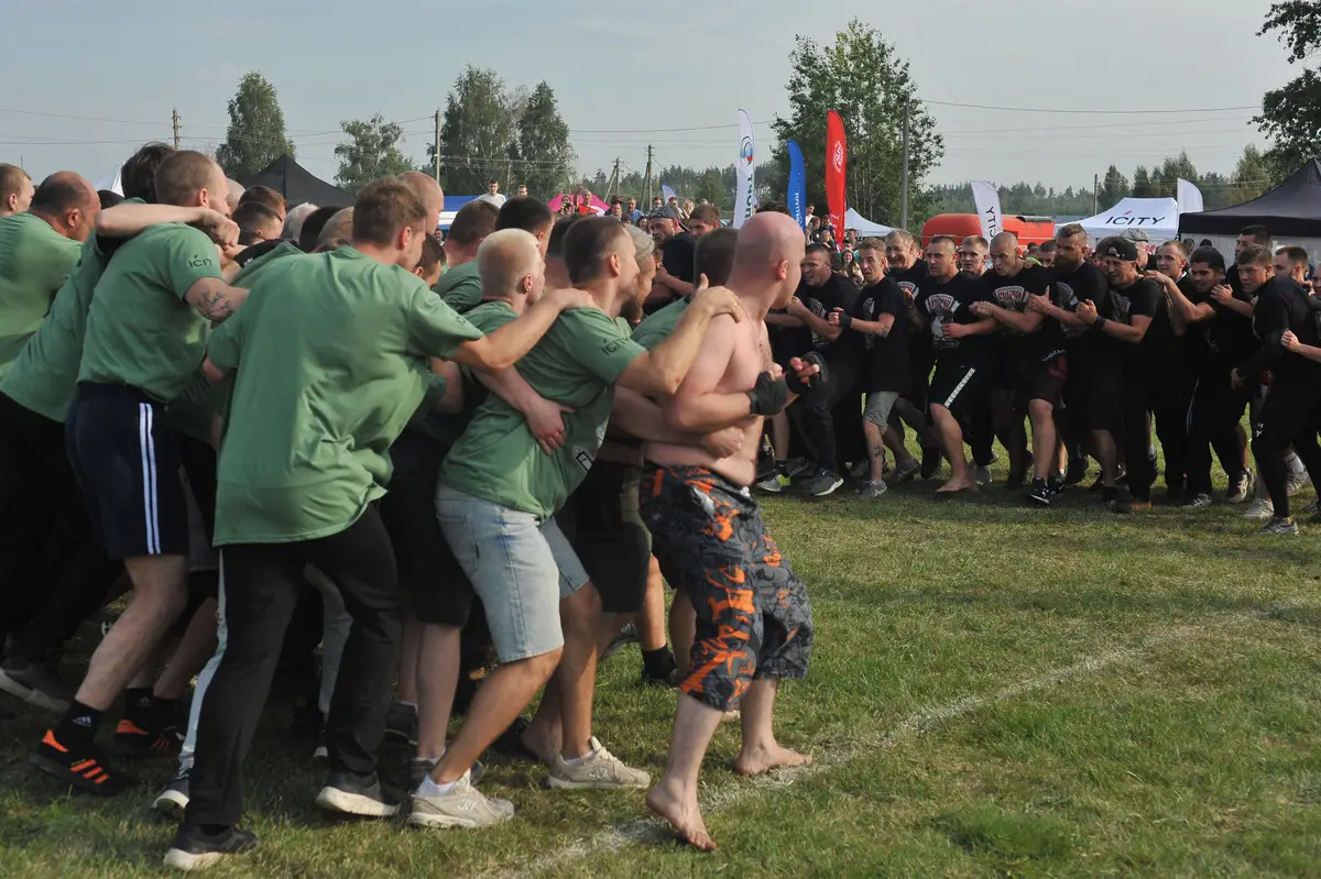 Два объекта Тамбовской области вошли в реестр нематериального этнокультурного достояния РФ. Фото. Участники боя стенка на стенку на этнофестивале 