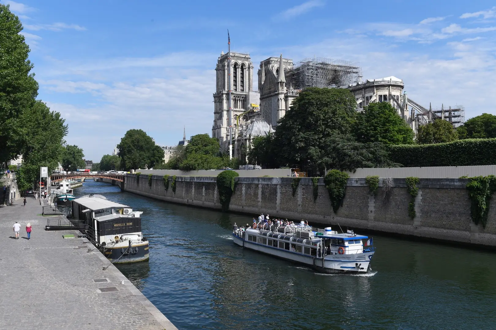В Париже появился мост имени Джейн Биркин. Фото. Сена вблизи Собора Парижской Богоматери (Notre Dame de Paris) в Париже. © РИА Новости. Сергей Мамонтов