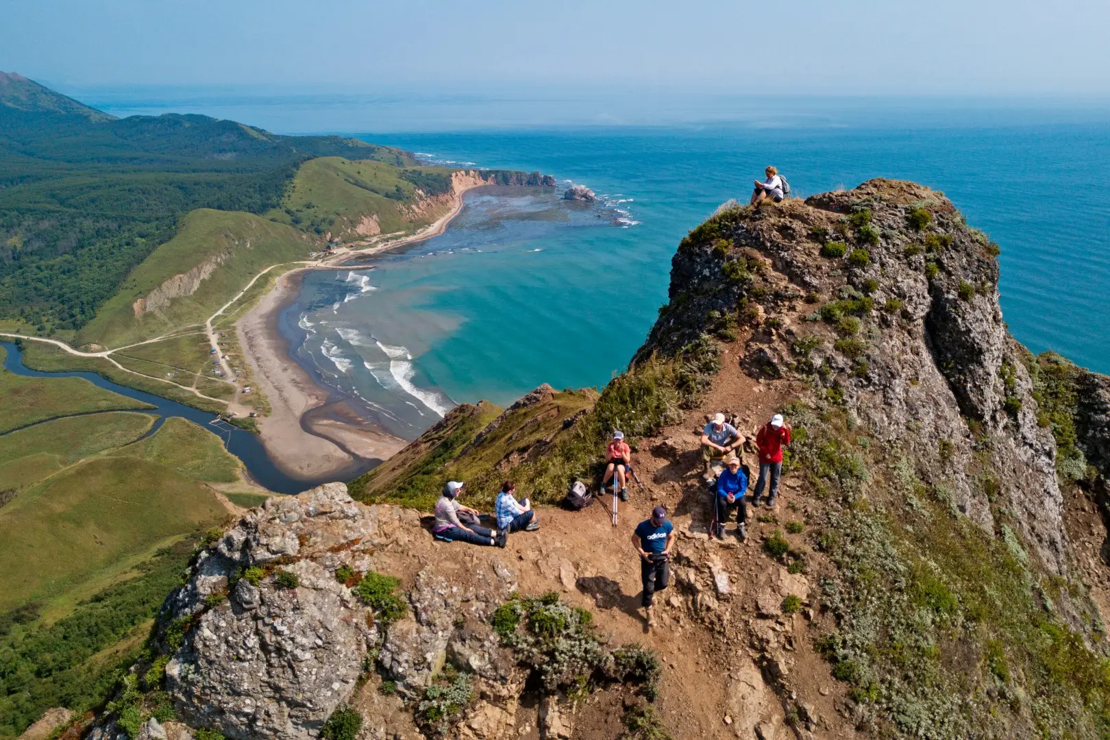 Сахалинская область вошла в 10 регионов РФ, представивших лучшие проекты по въездному туризму. Фото. Одна из вершин возле бухты Тихая на Сахалине. © РИА Новости. Александр Кряжев