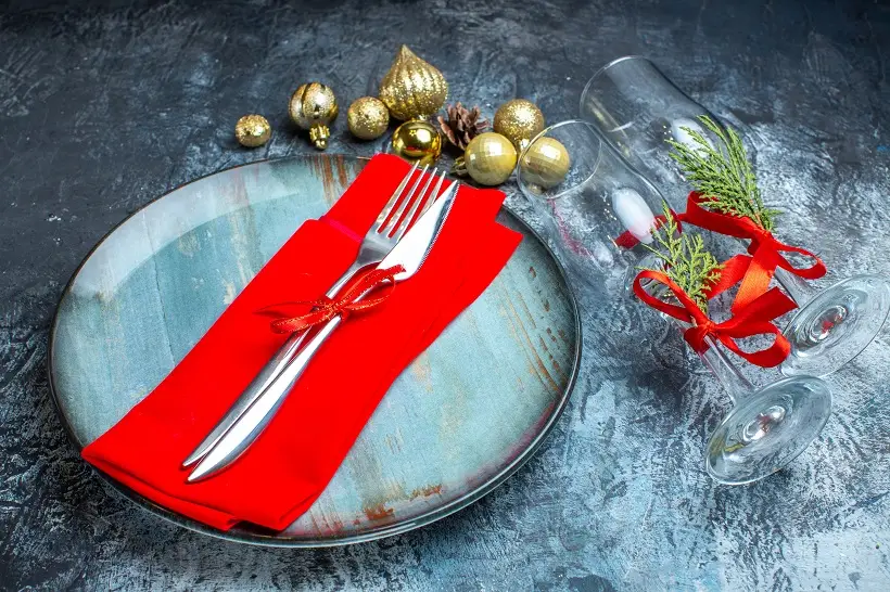 Сервировку стола рекомендуют выполнить в цветах, соответствующих стихии Огня. Фото