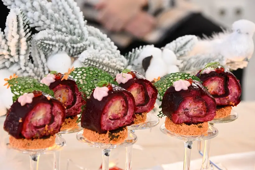 Даже для "Селедки под шубой" можно выбрать не совсем традиционный способ подачи. Фото