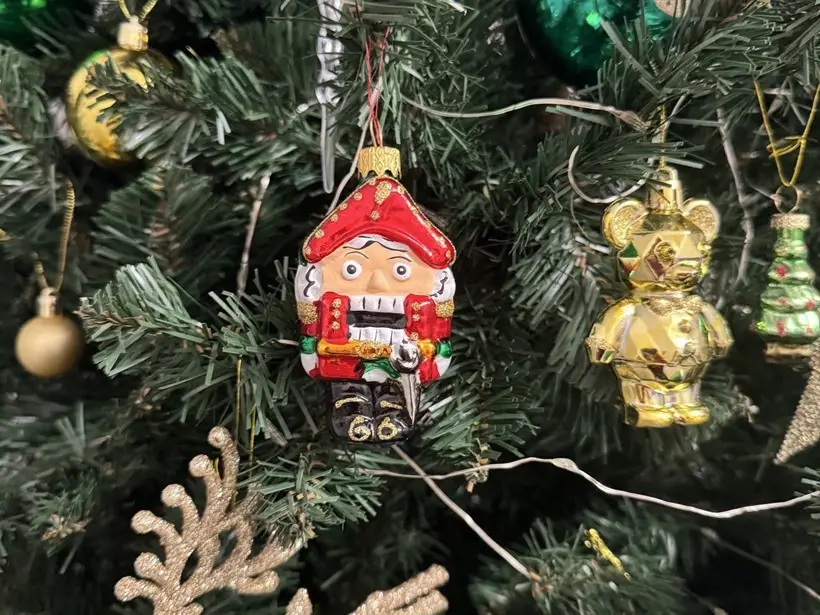 Елочные игрушки были отражением эпохи, однако сказочные персонажи украшали новогодние елки в любой исторический период. Фото