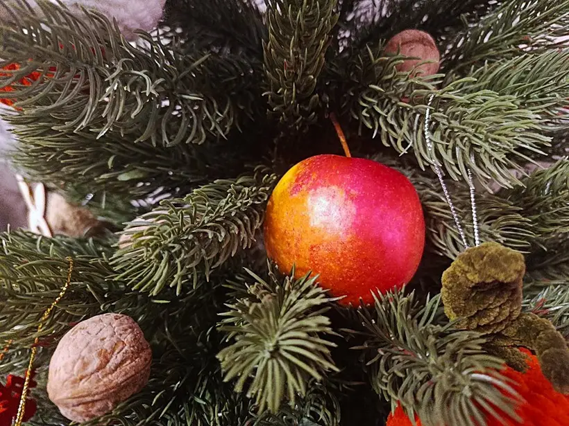 Сейчас съедобные елочные украшения встречаются довольно редко, а вот в Средневековье без них невозможно было представить рождественскую елку. Фото