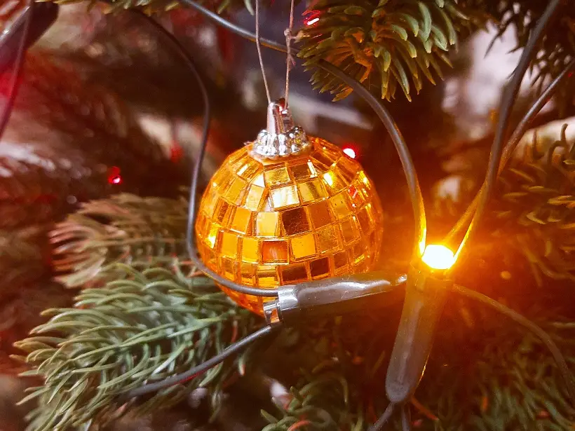 Огоньки елочных гирлянд — одни из главных героев Нового Года, создающие праздничную атмосферу. Фото